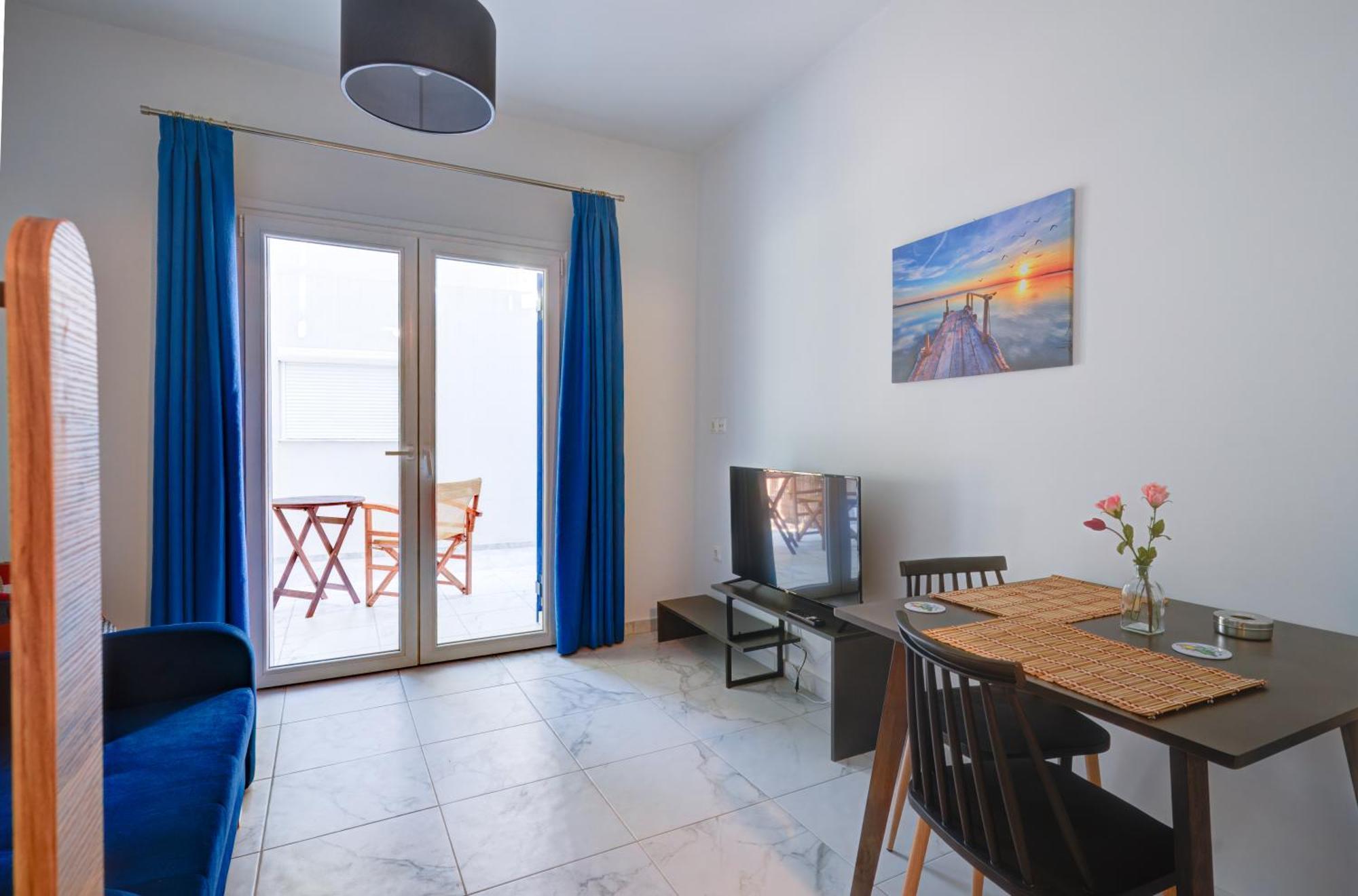Molos Beachfront Apartments In Diakopto Zimmer foto